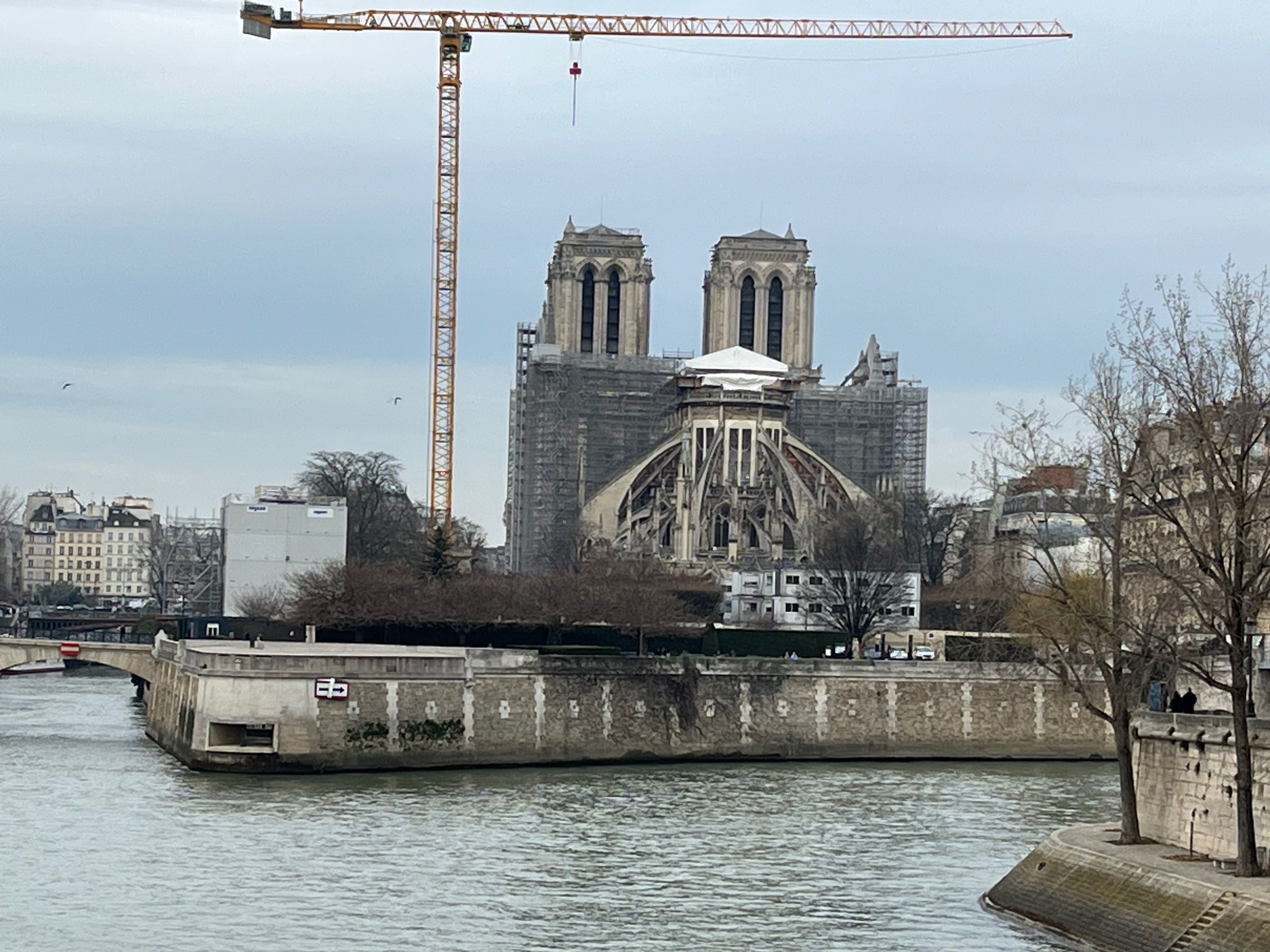 Picture of the back of Notre Dame.